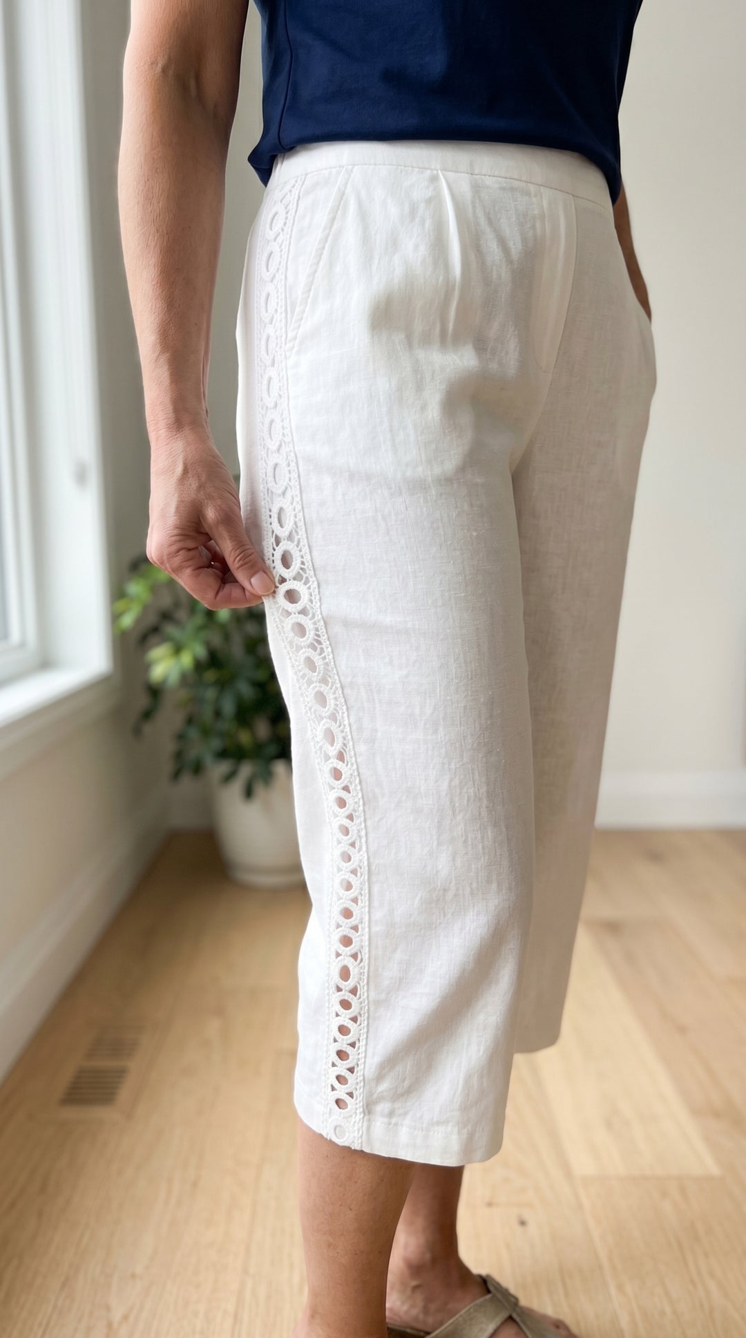 Noor™ | Elastic-Waist Capri Pants with Pockets