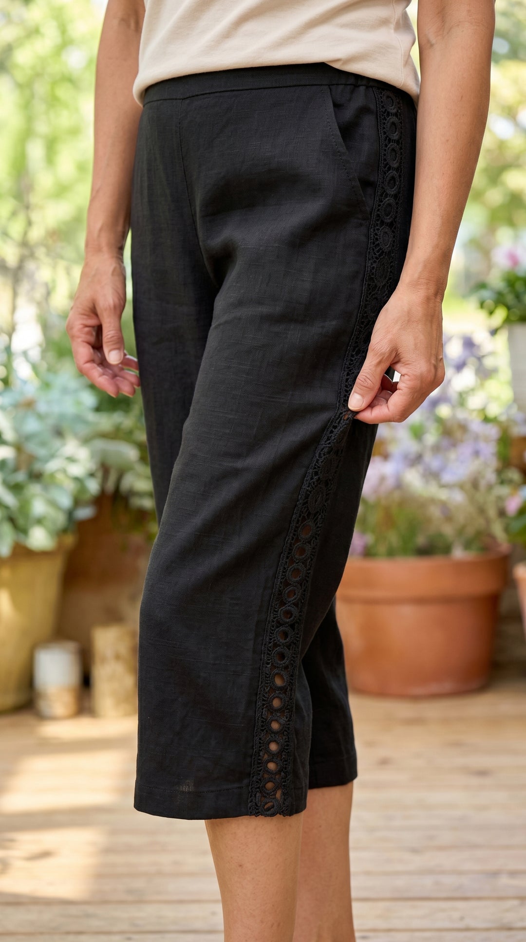 Noor™ | Elastic-Waist Capri Pants with Pockets