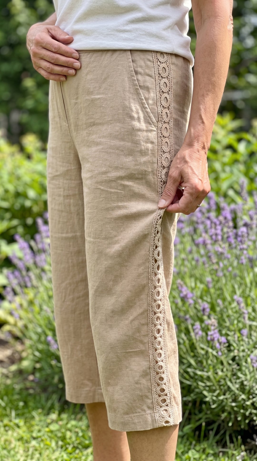Noor™ | Elastic-Waist Capri Pants with Pockets