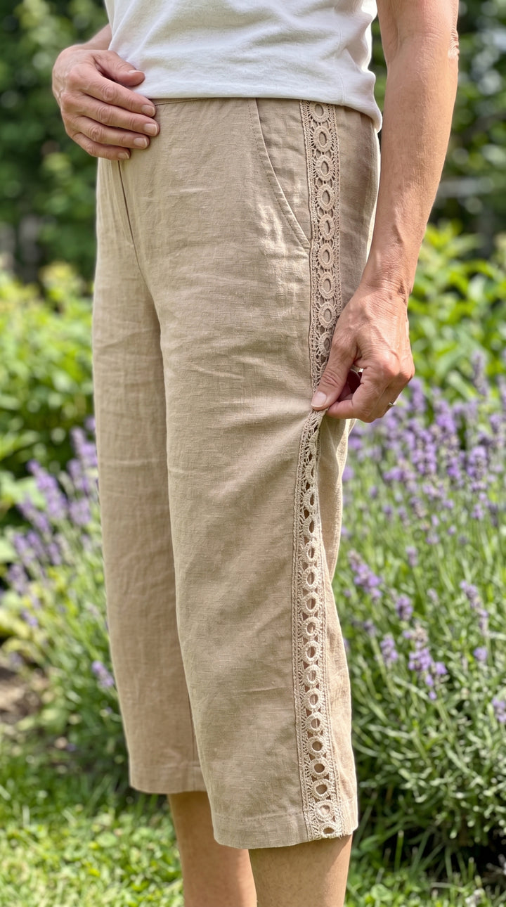 Noor™ | Elastic-Waist Capri Pants with Pockets